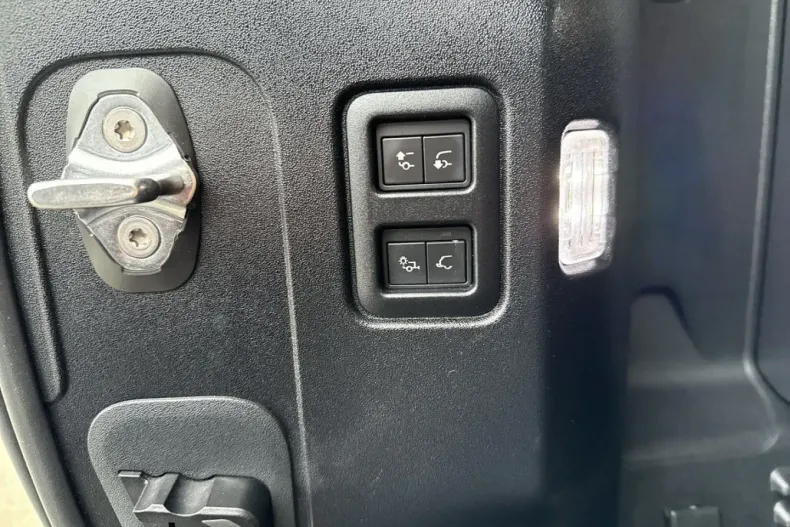 Land Rover Defender din 2023 cu 46.000 km - oferta LAN152627 - foto 30