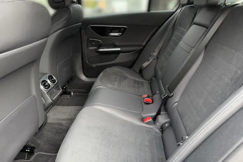 Mercedes-Benz C 200 din 2024 cu 10.447 km - oferta MER152804 - foto 3