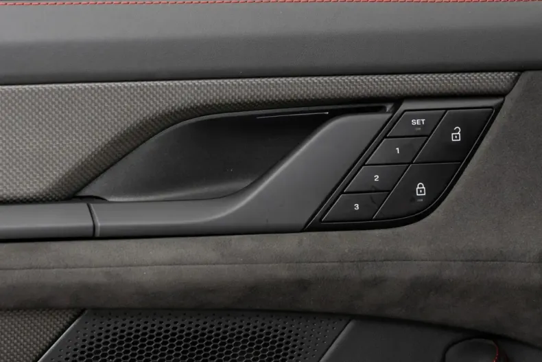 Porsche Taycan din 2024 cu 21.235 km - oferta POR152925 - foto 32