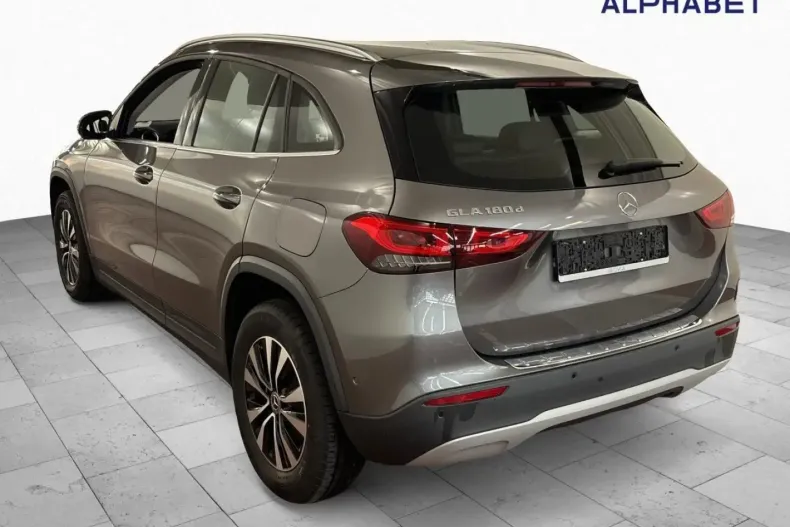 Mercedes-Benz GLA 180 din 2022 cu 60.136 km - oferta MER152984 - foto 3