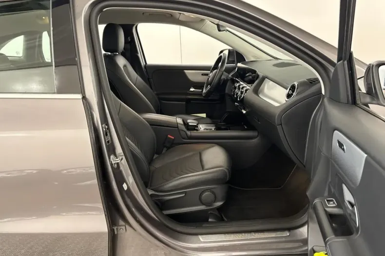 Mercedes-Benz GLA 180 din 2022 cu 60.136 km - oferta MER152984 - foto 4