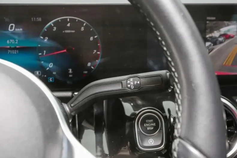 Mercedes-Benz GLA 200 din 2020 cu 71.170 km - oferta MER152988 - foto 11