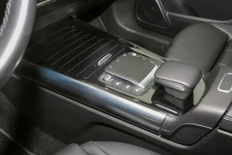 Mercedes-Benz GLA 200 din 2020 cu 71.170 km - oferta MER152988 - foto 16