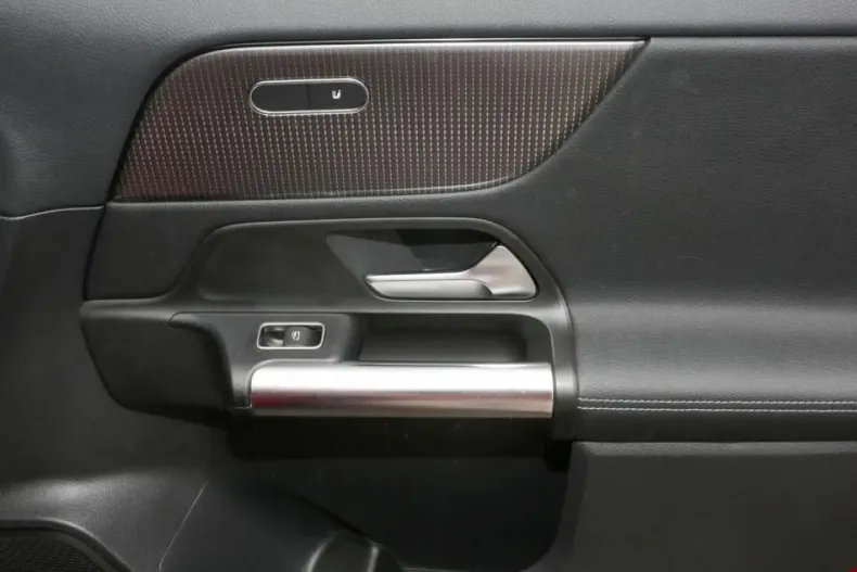 Mercedes-Benz GLA 200 din 2020 cu 71.170 km - oferta MER152988 - foto 17