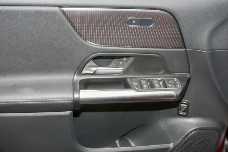 Mercedes-Benz GLA 200 din 2020 cu 71.170 km - oferta MER152988 - foto 19