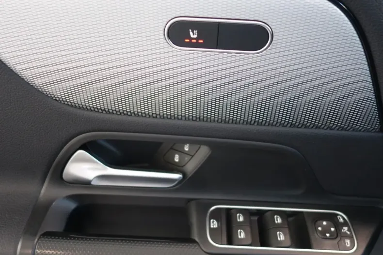 Mercedes-Benz GLA 180 din 2022 cu 100.000 km - oferta MER152991 - foto 10