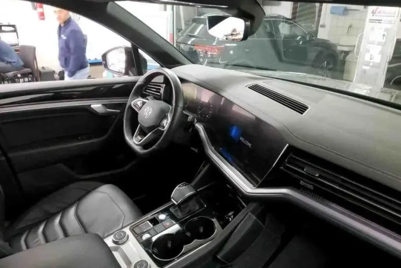 Volkswagen Touareg din 2022 cu 58.221 km - oferta VOL152996 - foto 3