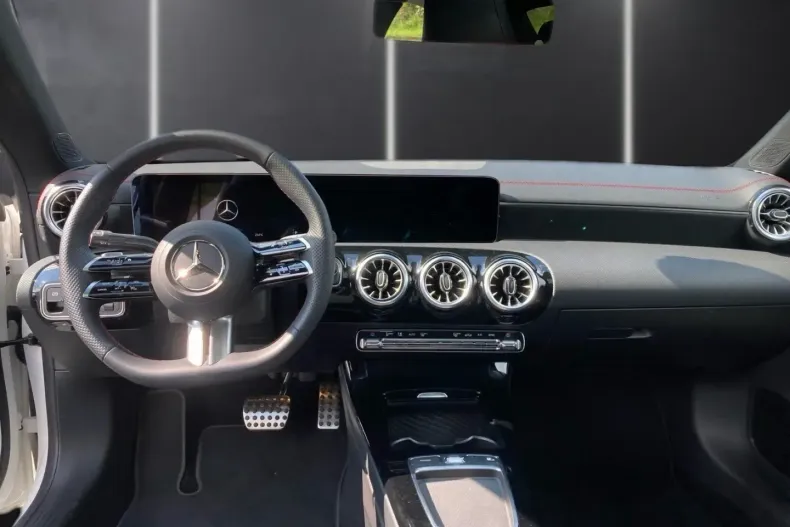 Mercedes-Benz CLA 200 din 2024 cu 12.416 km - oferta MER153125 - foto 10