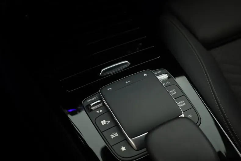 Mercedes-Benz CLA 180 din 2024 cu 21.800 km - oferta MER153140 - foto 10