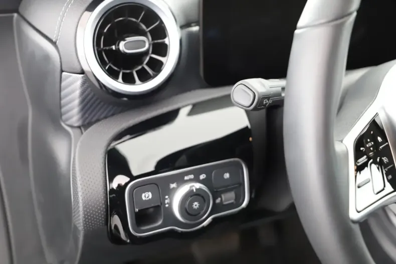 Mercedes-Benz CLA 220 din 2024 cu 15.000 km - oferta MER153142 - foto 8