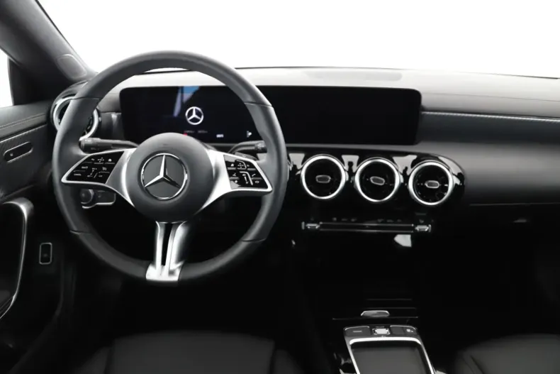 Mercedes-Benz CLA 220 din 2024 cu 15.000 km - oferta MER153142 - foto 10