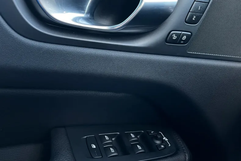 Volvo XC60 din 2021 cu 82.699 km - oferta VOL153299 - foto 21