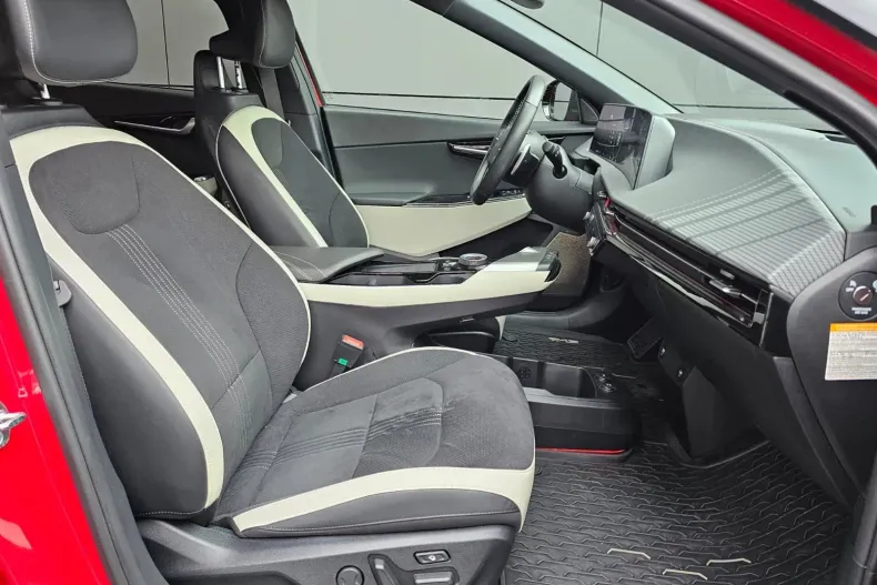 Kia EV6 din 2023 cu 12.900 km - oferta KIA153434 - foto 13