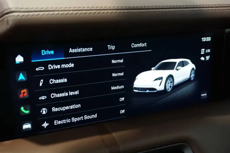 Porsche Taycan din 2023 cu 23.600 km - oferta POR153454 - foto 26