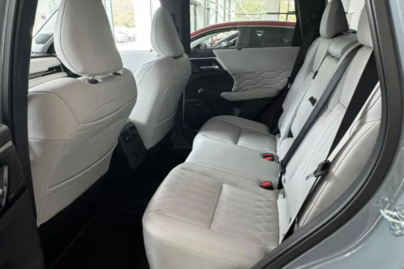 Mitsubishi Outlander din 2025 cu 1 km - oferta MIT153456 - foto 17