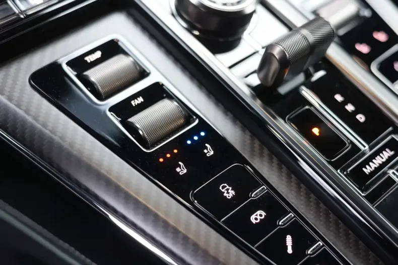 Aston Martin V8 Vantage din 2024 cu 3.089 km - oferta AST154255 - foto 14