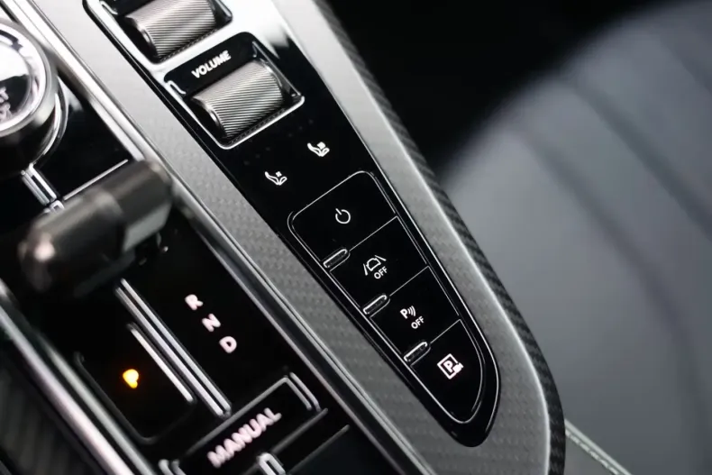 Aston Martin V8 Vantage din 2024 cu 3.089 km - oferta AST154255 - foto 22