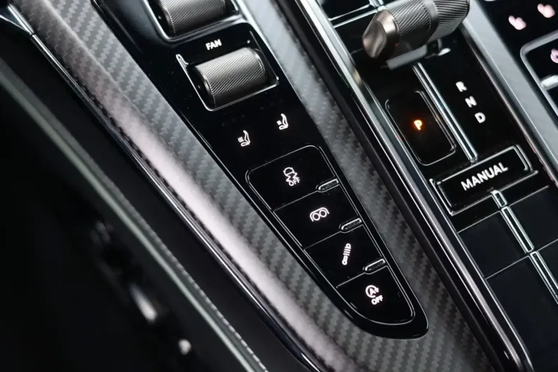 Aston Martin V8 Vantage din 2024 cu 3.089 km - oferta AST154255 - foto 23