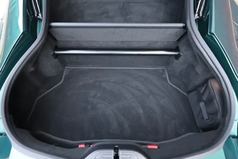 Aston Martin V8 Vantage din 2024 cu 3.089 km - oferta AST154255 - foto 25