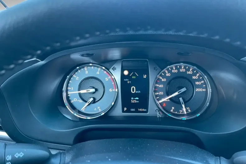 Toyota Hilux din 2024 cu 9.600 km - oferta TOY154326 - foto 11