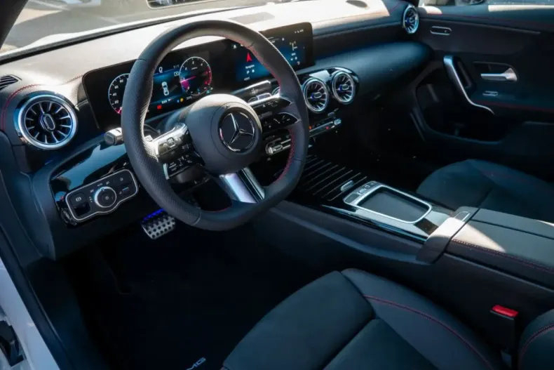 Mercedes-Benz CLA 200 din 2025 cu 16.900 km - oferta MER154330 - foto 6