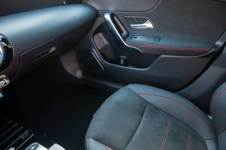 Mercedes-Benz CLA 200 din 2025 cu 16.900 km - oferta MER154330 - foto 12