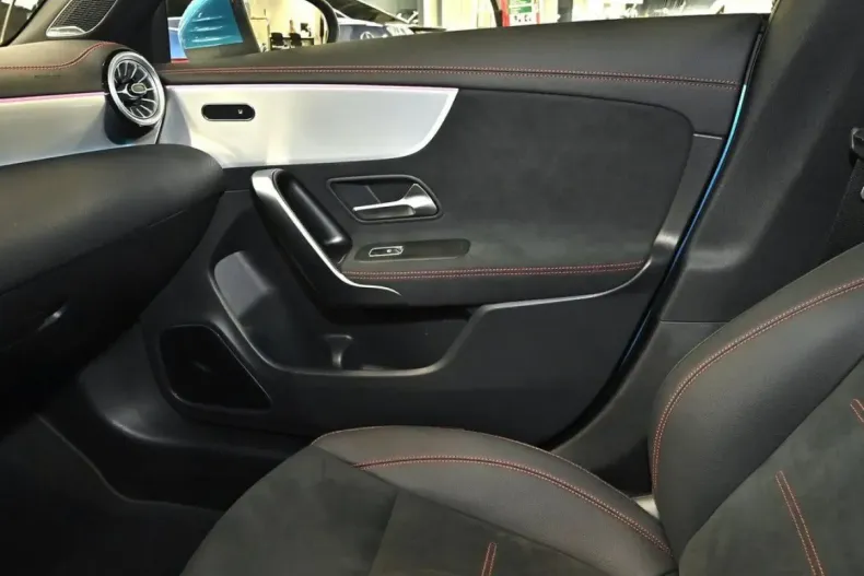 Mercedes-Benz CLA 250 din 2024 cu 6.741 km - oferta MER154331 - foto 12