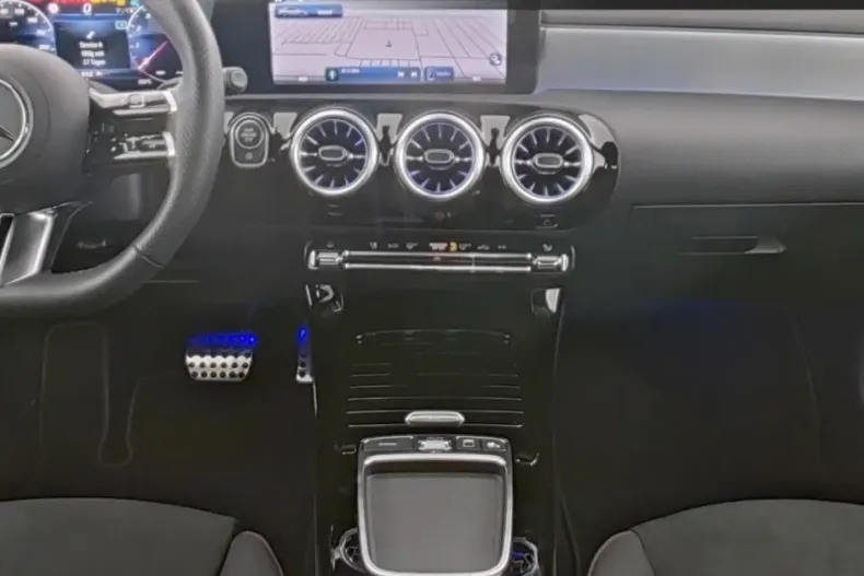 Mercedes-Benz CLA 200 din 2024 cu 13.720 km - oferta MER154341 - foto 6