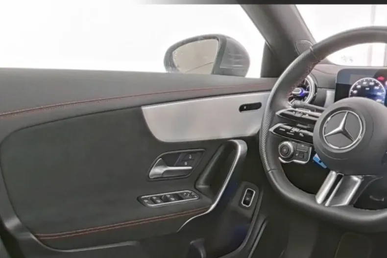 Mercedes-Benz CLA 200 din 2024 cu 13.720 km - oferta MER154341 - foto 9