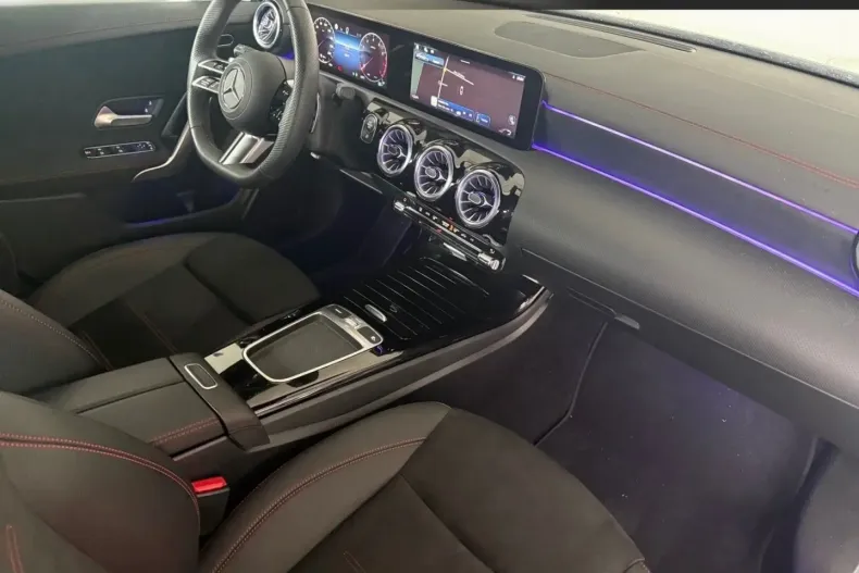 Mercedes-Benz CLA 180 din 2024 cu 9.832 km - oferta MER154354 - foto 11