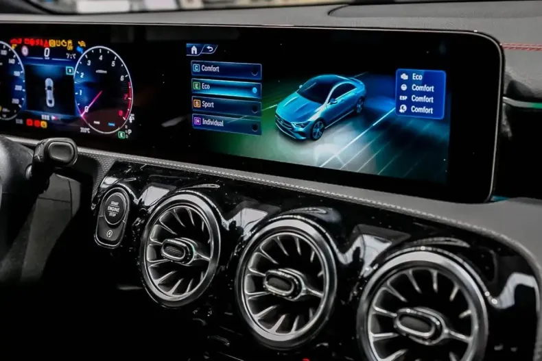 Mercedes-Benz CLA 200 din 2023 cu 18.931 km - oferta MER154355 - foto 8