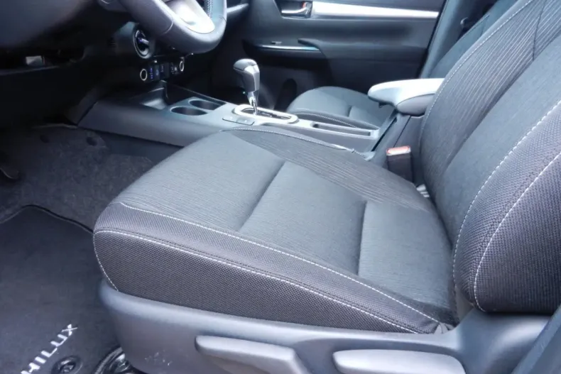 Toyota Hilux din 2025 cu 2.501 km - oferta TOY154356 - foto 2