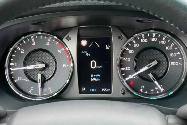 Toyota Hilux din 2024 cu 5.000 km - oferta TOY154360 - foto 13