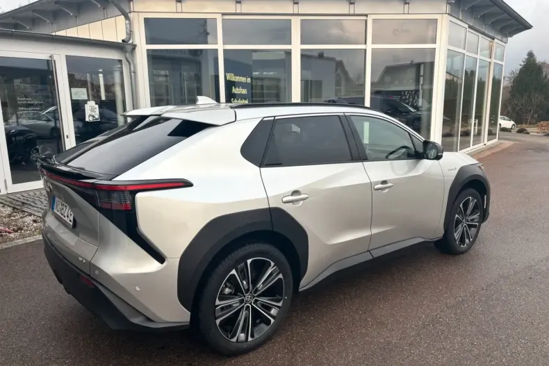 Toyota bZ4X din 2022 cu 22.800 km - oferta TOY154453 - foto 4