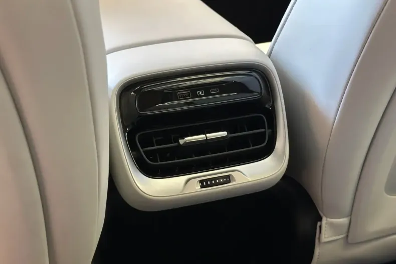 XPENG P7 din 2023 cu 19.315 km - oferta XPE154589 - foto 22