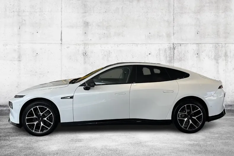 XPENG P7 din 2025 cu 15.000 km - oferta XPE154612 - foto 2