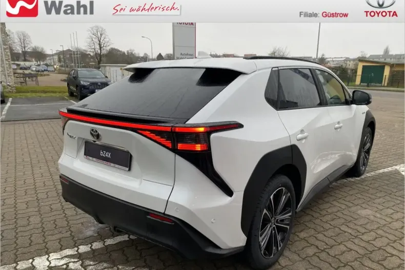 Toyota bZ4X din 2024 cu 4.500 km - oferta TOY154815 - foto 3