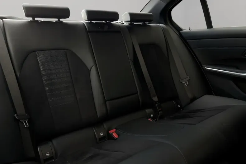 BMW 330 din 2024 cu 17.600 km - oferta BMW154867 - foto 13