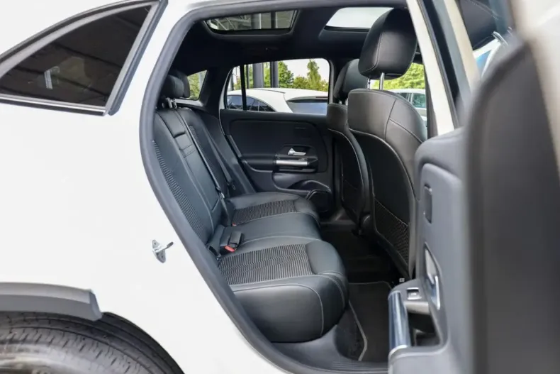 Mercedes-Benz EQA din 2022 cu 30.956 km - oferta MER154919 - foto 4