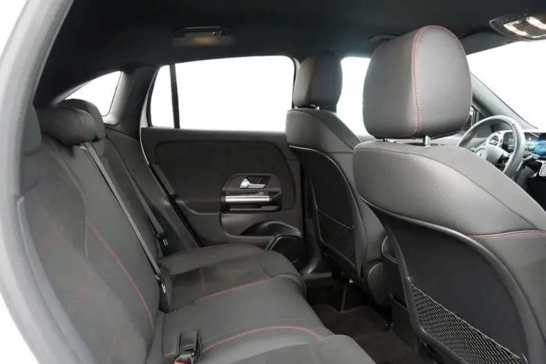 Mercedes-Benz GLA 180 din 2024 cu 10.500 km - oferta MER154926 - foto 9