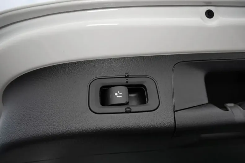 Mercedes-Benz GLA 180 din 2024 cu 10.500 km - oferta MER154926 - foto 13