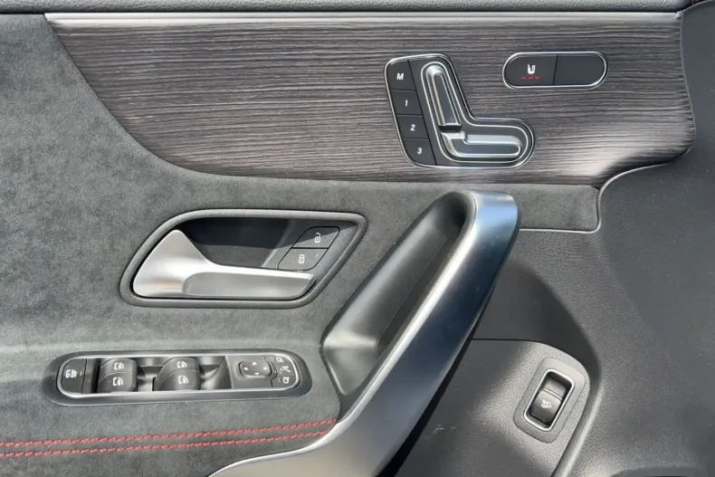 Mercedes-Benz CLA 250 din 2024 cu 28.000 km - oferta MER154939 - foto 12