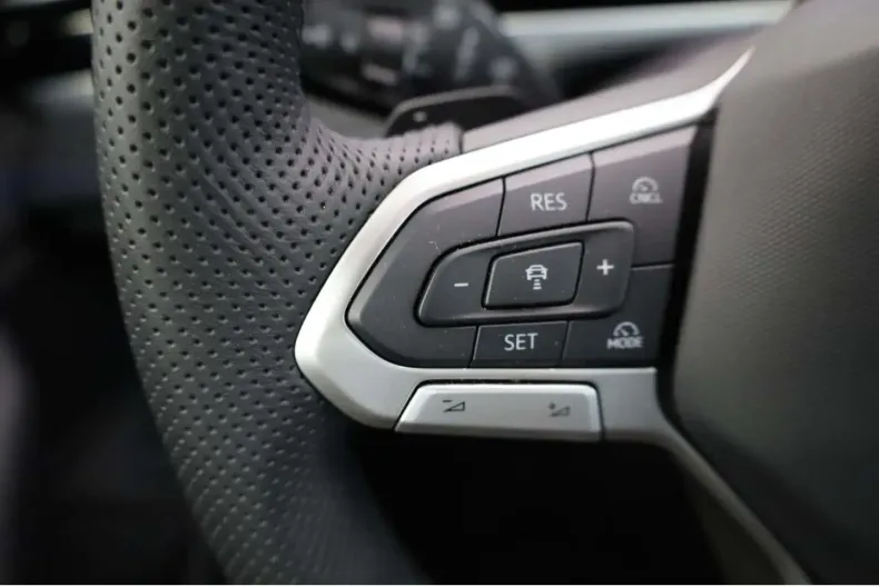 Volkswagen Passat din 2024 cu 14.300 km - oferta VOL154964 - foto 11