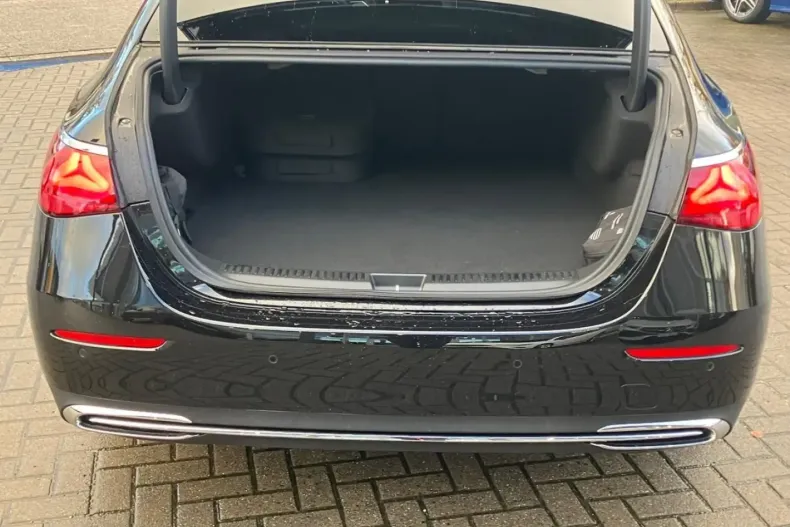 Mercedes-Benz E 400 din 2025 cu 4.700 km - oferta MER155093 - foto 5