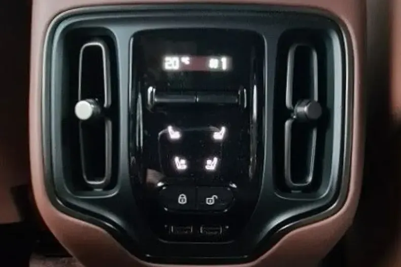 Aston Martin DBX din 2024 cu 29.900 km - oferta AST155384 - foto 13