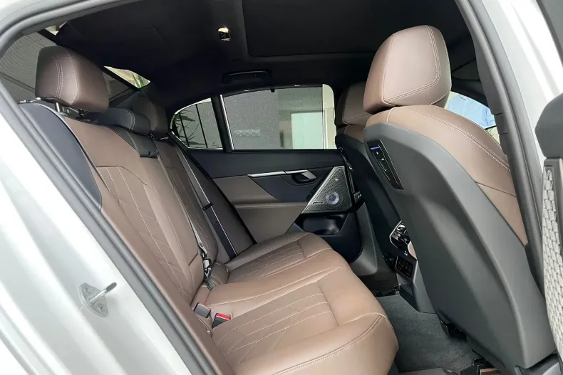 BMW Seria 5 din 2024 cu 22.000 km - oferta BMW156098 - foto 18