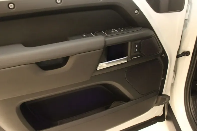 Land Rover Defender din 2024 cu 32.100 km - oferta LAN156304 - foto 12