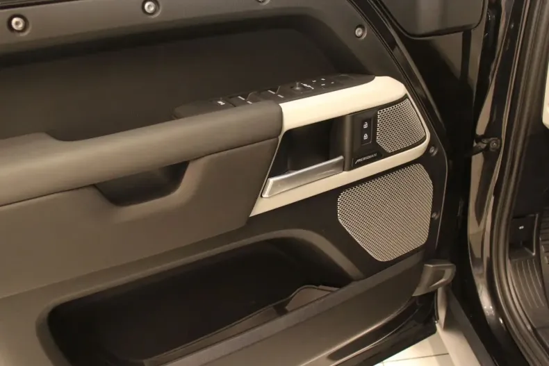 Land Rover Defender din 2024 cu 25.990 km - oferta LAN156305 - foto 12