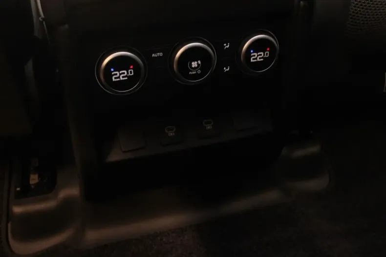 Land Rover Defender din 2024 cu 25.990 km - oferta LAN156305 - foto 18