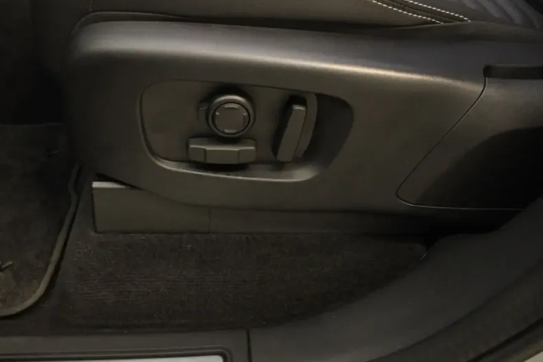 Land Rover Discovery din 2024 cu 16.800 km - oferta LAN156306 - foto 18